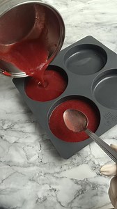 189K views · 1.8K reactions | Epres zselatinos betét ( 16 szeletes torta 1 rétege, vagy 8 szeletes torta 2 kicsi rétege) 180 g epervelő 2 ek citromlé 3 ek cukor 4 tk zselatin+ kis víz . #kadifatiha #cukrász #torta #eper #epertorta #süss #zselatin #gasztro #édesség #recept | Kadi Fatiha Torta Designer -Magyar oldal | Facebook