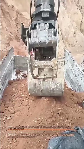 Greifen, heben, entladen:Wie der Bagger mit dem Greiflöffel die Erde vom Haufen in den Lkw befördert