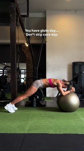 Glutes get a whole day… your core deserves one too.🩷💪🏼 This isn’t your typical ab workout. 5 advanced core exercises that actually challenge you.👇🏼 - swiss ball rollouts - split squat KB swings - L-sit hold against the wall - KB marches - KB side bends Strong abs aren’t built with endless crunches — they’re built with control, stability, and progression. Your core supports every lift, every run, every step — so train it with intention. If you want to see what happens when you train your cor