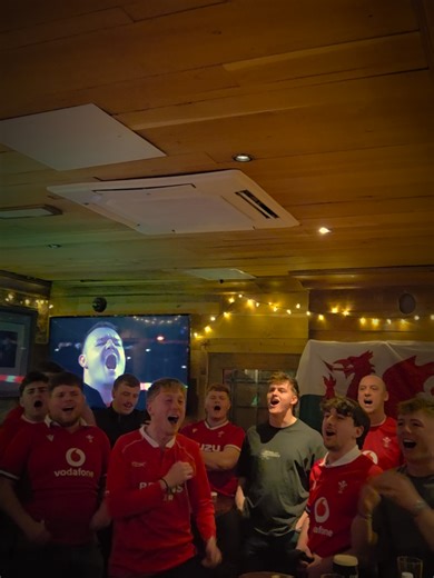 POV you find an Irish pub in the centre of Edinburgh where you can be your true self! 🏴󠁧󠁢󠁷󠁬󠁳󠁿❤️💚 #edinburghscotland #sixnationsrugby #irishpub #edinburgh #finneganswake