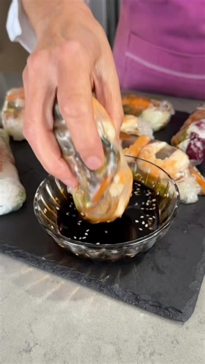 🥢✨ Involtini Vietnamiti Fatti in Casa Leggeri, colorati e super freschi! Gli involtini vietnamiti sono un’esplosione di verdure croccanti, gamberi e profumi orientali. Perfetti come antipasto, come piatto unico estivo o per una cena fusion fatta in casa. E sì… anche fritti sono irresistibili! 😍 Ingredienti👇 📌 8 fogli di carta di riso 📌 100 g vermicelli di riso 📌 16 gamberi o mazzancolle 📌 2 zucchine 📌 3 carote 📌 1 porro o cipollotto 📌 Insalata o cavolo cappuccio q.b. 📌 Olio di girasol
