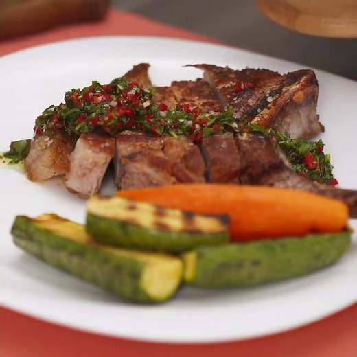 Cowboy de cerdo con salsa chimichurri