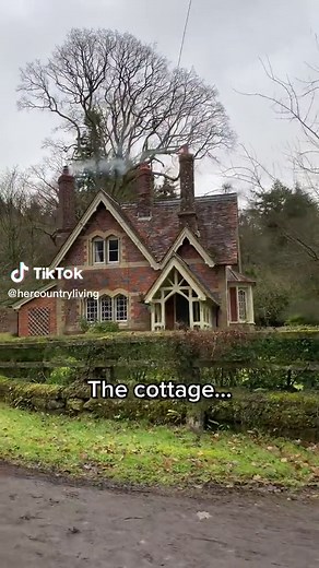 Cottages or castles? 🏰 #cottages #castles #cottagestyledecor #cottagecoreaesthetic #castlesoftheworld #ukcastle #fantasyromance #amazinghouse #uk #england