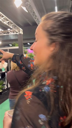 Roadtrip naar Aalsmeer! 🌸 We nemen je mee naar de Tradefair van @royalfloraholland waar we ook dit jaar weer prachtige planten, bloemen en potten hebben mogen bewonderen! Kijk tot het eind voor de parel die onze Floor heeft gescoord🪴 @waterdrinker_aalsmeer #tradefair #royalfloraholland #bloemenveiling #bloemen #planten #monstera #thaiconstellation #bijzondereplanten #mooiedingenkijken #lolly #mooiwatplantendoen #lekkerweg #spacecake #roadtrip | De Opfleurist