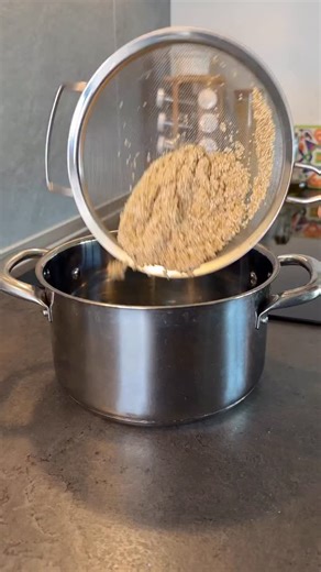 Federica & Elisabetta Pennacchioni | Il Goloso Mangiar Sano on Instagram: "Mezze lune di quinoa Sono perfette per un pranzo senza glutine, si preparano con pochi ingredienti e si farciscono come più ti piace! Ingredienti per 4-5 pezzi - 175 g di quinoa secca - 600-700 ml di acqua - Un pizzico di sale - Un pizzico di curcuma (facoltativo) - 120 g di formaggio vegetale - 80 g di concentrato di pomodoro - 2 cucchiai di olio - Origano in abbondanza 1. Metti in ammollo la quinoa per 5-10 minuti, quin
