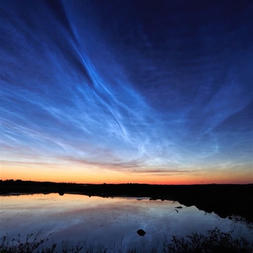 Karim Madjer on Instagram: "Dans cet extrait, on vous présente les nuages noctulescents, des nuages éthérés qui se forment à très haute altitude. La vidéo complète ici : https://www.youtube.com/watch?v=bYpd1XuInEI #nuage #nuages☁️ #étrange #bizarre SOURCES ET LIENS 📔📑 https://fr.wikipedia.org/wiki/Nuage_noctulescent https://www.futura-sciences.com/planete/definitions/meteorologie-nuage-noctulescent-13991/ https://www.meteocontact.fr/pour-aller-plus-loin/les-nuages-noctulescents Extraits vidéo 