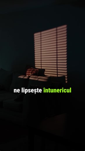 🚨 Problema ta nu e doar lipsa de somn… ci lipsa de întuneric. DA, ai citit bine. Noi ducem o lipsă URIAȘĂ de beznă. Trăim într-o lume inundată de lumină artificială: ecrane, LED-uri, televizor în dormitor, beculețe aprinse toată noaptea. Și asta nu e „doar lumină”. Este un semnal chimic care îți schimbă corpul. Corpul tău nu a fost construit pentru „semi-zi” la miezul nopții. Recomandarea mea? Noaptea trebuie să fie NOAPTE: beznă în dormitor, fără TV în cameră, fără LED-uri și luminițe inutile,