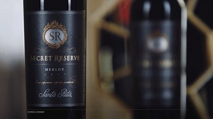 El Secret Reserve Merlot es un vino con intensos aromas frutales que recuerdan frutos rojos, flores y vainilla. . En boca es de gran cuerpo, elegante y bien balanceado🍷 Descifra el secreto que guarda una copa de Secret Reserve Merlot… . #ChileanWines #SantaRitaWines #SecretReserve | Santa Rita Wines