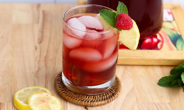 Homemade Raspberry Iced Tea (Refreshing & Easy)