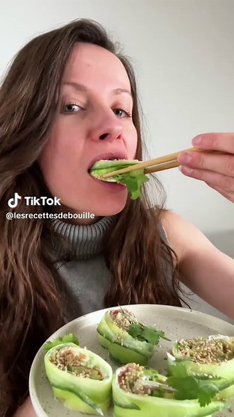 L’apéro parfait quand il fait chaud 💚 Frais, rapide et prêt en 5 minutes chrono ! Roulés de concombre, avocat & truite fumée 🥑 INGRÉDIENTS 1 concombre Environ 20 g de fromage frais 4 tranches de truite fumée 1/2 avocat Des graines de sésame Quelques feuilles de coriandre (facultatif) PRÉPARATION 1️⃣ À l'aide d'un épluche-légume, coupe le concombre en fines lamelles. Dispose-les sur du papier absorbant, en les superposant légèrement. Recouvre-les d'une autre feuille de papier absorbant et press