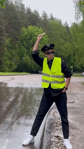 JUSTAS PEČELIŪNAS on Instagram: "Užmiršk dokumentų segtuvus ir tarp eilučių parašytas datas iki kada galioja automobilio draudimas, “technikinė” ar vairuotojo pažymėjimas Naudokis @carone.lietuva programėle! Susimokėk per carOne už draudimą, parkingą ir nesuk galvos dėl savo automobilio! ! Viskas vienoje vietoje, tai kas gali būt geriau? #reklama"