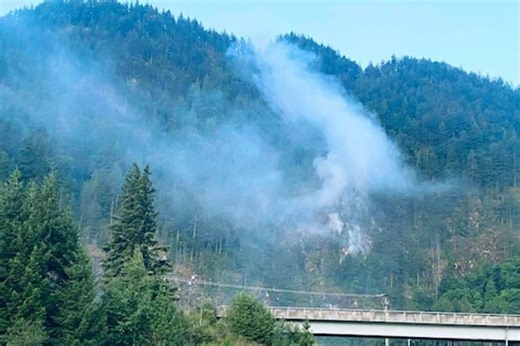 Hope wildfire burning out of control as pilots continue to drop water