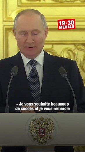 Gros malaise au Kremlin. Cette image de Vladimir Poutine devant 17 ambassadeurs de pays étrangers est passée assez inaperçue, pourtant elle vaut le détour. #poutine #vladimirpoutine #russie #ukraine #malaise #ambassadeur #kremlin #moscou