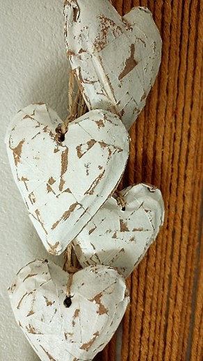 Vem aprender a como usar o papelão para ter um efeito de madeira! DIY | Penca de corações de papelão Uma decoração MUITO baratinha e linda de viver. #facavocemesmo #diy #decoração #diydecoracao #artesanato #lardocelar #decoracaorustica #farmhouseinspired | Faz tu mesmo