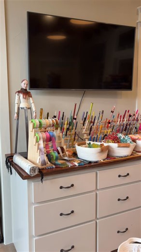 I just spent two amazing days at this beautiful studio. I am learning Saori weaving @wimberleyvalleysaori from @kathyutts_ #saori #saoriweaving #saoriweaver #saoriloom #saoriweaversofinstagram I | Tiori Design-DebbieMaddy