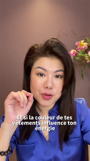 On croit que s’habiller est un détail… Mais chaque couleur agit sur ton énergie, ton état intérieur et même ta présence. Noir, blanc, bleu, vert, rouge, rose… Tu ne les portes pas au hasard. Selon le Fengshui 👉 Certaines te protègent 👉 D’autres t’épuisent 👉 Et certaines révèlent une version de toi que tu n’oses pas encore incarner Regarde ton dressing : la couleur que tu évites le plus est souvent celle dont tu as le plus besoin. S’habiller, ce n’est pas superficiel. C’est choisir ton énergie