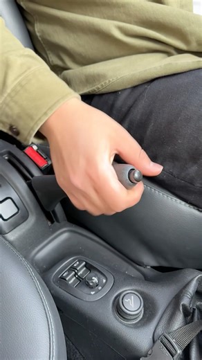 How handbrake work? #drivingtips #drivingreview #carhack