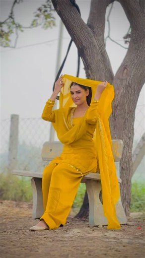 Kaurgeousbhangrastudio_nsr on Instagram: "Uddi uddi @nimratkhairaofficial @buntybains ✅🧿 Video credit @amrit__bawa #newtrend #uddiuddi #simmikandola"