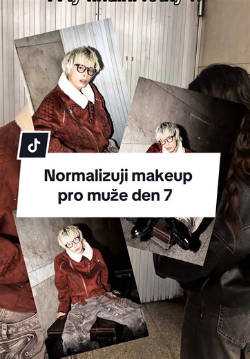 První makeup videjko z metra za tento rok 😛 Můžeme prosím přestat s komentáři typu : 2–3 roky Dagestán ? Je fakt otravné soudit někoho jen proto, že se líčí x set komentáře tohohle typu je fakt otravné číst… Ale pojďme spíš mluvit, jak moc cool je to, že mě v pražském metru zastavila street fotograf ?! To mi fakt zlepšilo den 🫶 • makeup : @TIRTIR Inc. concealer: @Catrice Cosmetics blush : @NYX Professional Makeup freckles/pen highliter : @essence.cosmetics lip tint spray : @troublemakermakeup_