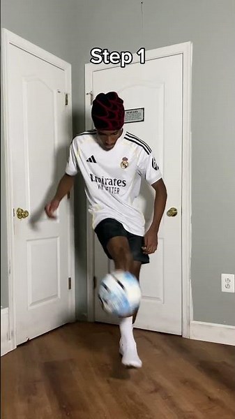 Learn how to do the Ronaldinho Air Elastico #footballskills #soccer #footballtricks #ronaldinho