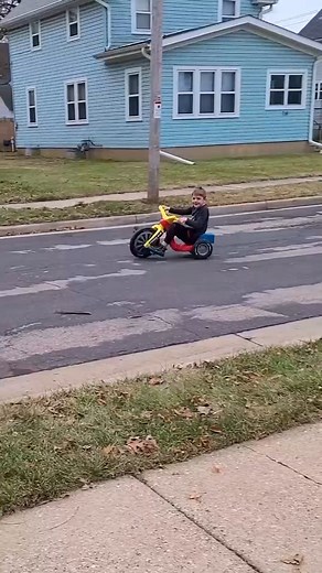 Taking over the neighborhood one ride at a time!🙌 When you're on a Big Wheel, the sidewalks become your race track😉🌩️ | The Original Big Wheel