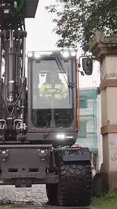 🚜 Mehr Power. Mehr Reichweite. Mehr Kontrolle. Mit neu dimensionierten Hubzylindern hebt Volvo CE die Hubkapazität des EWR150 und EWR170 auf ein neues Level – perfekt ergänzt durch den neu entwickelten, längeren zweiteiligen Ausleger für noch größere Reichweite. Der EWR150 erhält jetzt denselben 115-kW-Motor wie der EWR170 – und liefert damit fast 10 % mehr Leistung als zuvor. Gemeinsam mit dem starken Antrieb beider Maschinen sorgt das für: ✅ Schnellere Zykluszeiten ✅ Höhere Grabkraft ✅ Mühelo