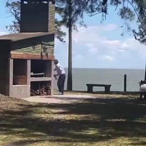 2K views · 25 reactions | El Asado de Luis. Como en el año 2007 cuando el entonces presidente Tabare Vazquez y su par norteamericano George W. Bush compartieron un asado y pesca en la estancia de Anchorena, el Presidente Luis Lacalle Pou invito a su par Argentino, mostrando sus dotes de asador y anfitrion. Video: Leo Sarro | 90.1 Fm Ideal | Facebook