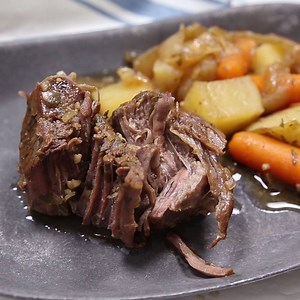 Crock pot pot roast, one of the tastiest things ever! You will love this recipe. So easy, so tender, so flavorful. Recipe : http://www.eazypeazymealz.com/easiest-tastiest-crockpot-pot-roast/ | Life With The Crust Cut Off