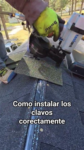 como instalar los clavos en el ridge cap corectamente #viralvideo #roofing #viralshort #construction