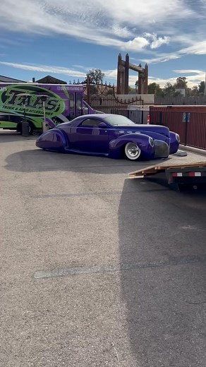 Made it to Cali and to Daniel‘s Wood Land for the Gene Winfield benefit car show!! First thing I see is the 39 Lincoln Zephyr Custom which I believe is the last full paint job that Gene did. #tattedcat #tattedcatcustoms #genewinfield #winfieldfade #legend #custompaint #custompainting #customlife #passion4paint | Tatted Cat Custom Creations