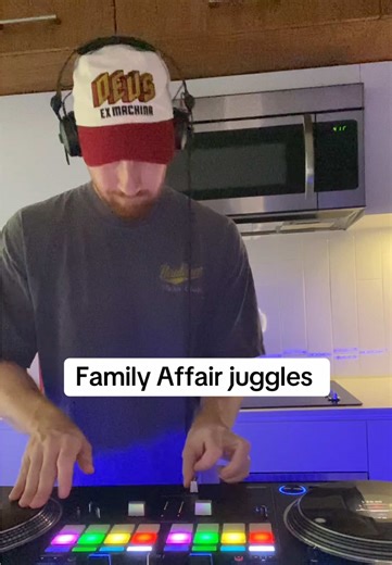 Messing around with Mary J Bliges Family Affair. #turntablism #dj #scratchdj #djmix #hiphop #learntodj #howtodj