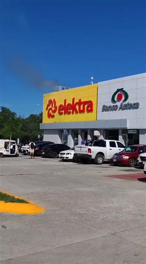7.3K views · 13 reactions | #ElektraPlaya la tienda comercial Elektra ubicada en Plaza las Américas reporta fuego en el techo. #AlMomento | Playaaldía | Facebook
