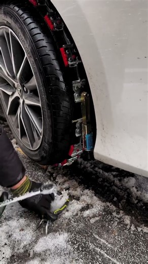 Vibration-free, adjustable, 65 manganese steel track-type anti-slip chain