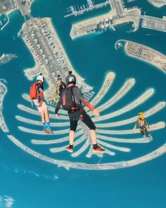 Markiere einen Fallschirmspringer, der über der Palm Jumeirah mit den Champs von Skydive Dubai einen Sprung wagen würde 🤩 🪂 #VisitDubai | Visit Dubai