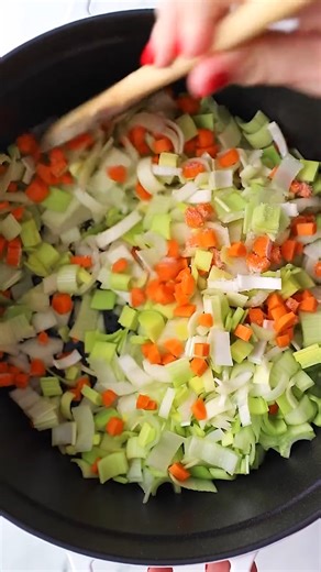 This flavorful cabbage soup is low in calories but packed with hearty ingredients to keep you warm and satisfied. A simple, nourishing meal perfect for chilly days! Recipe 👉 https://www.healthyseasonalrecipes.com/cabbage-soup-low-calorie/ | Healthy Seasonal Recipes