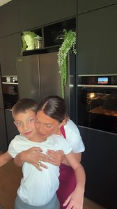 “Alessia Mancini | Cucina, beauty & Lifestyle” on Instagram: "Diretta con il mio super aiutante🧑‍🍳 per preparare i crumble cookies 🍪 #Orlando #mammaefiglio Dose per 20 biscotti: 250 g di Farina 00 160 g di Burro morbido 100 g di Zucchero di canna 100 g di Zucchero semolato 1 cucchiaino di bicarbonato (o 5 gr lievito per dolci) 1 cucchiaino di estratto di vaniglia 1 uovo 1 pizzico di sale fino 150 gr. Gocce di cioccolato fondente o barretta tritata grossolanamente In plane