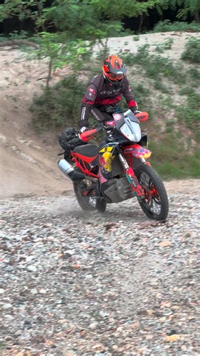 13K views · 3.1K reactions | "Si" lo insegniamo anche ai nostri corsi  @clovermotorcyclewear @@ktmitaly #ktm890 #enduro #offroad #skills #moto #ktm #bikers #motorcycle #motocrash #maxienduro | Marco Iob | Facebook