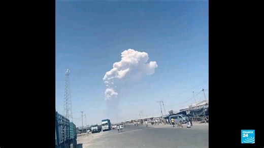 🇪🇹 Le volcan Hayli Gubbi, situé dans le nord-est de l'#Ethiopie, est entré dimanche en éruption. C'est une première depuis environ 12 000 ans, selon le programme mondial de volcanisme de la Smithsonian Institution ⤵️ | FRANCE 24