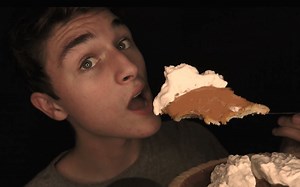 Dennis • 吃奶油南瓜派（触发音、轻语、咀嚼音）