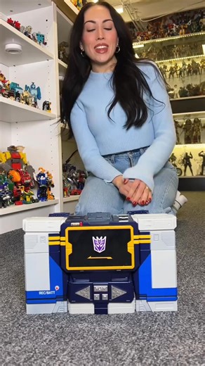 Watch nostalgia transform! This robot switches from cassette player to walking bot with stable motion, smart responses, and hi‑fi Bluetooth audio. Retro meets future tech! 📼✨ | Dexter Shaw