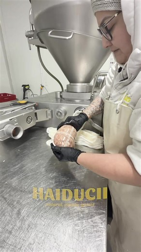 Încercăm mereu să vă uimim cu produse noi 🤍 Ne străduim zi de zi să vă aducem cel mai deosebit gust, făcut cu pasiune, grijă și respect pentru tradiție 😋✨ Pentru noi, gustul bun înseamnă emoție, calitate și bucuria de a fi împreună la masă 🥰 Vă mulțumim că ne sunteți alături! 🙌 #Haiducii #FabricaHaiducii #GustAutentic #ProduseDeCalitate #TraditieSiGust