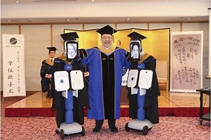🎓 A university in Tokyo used remote-controlled robots to hold a virtual graduation ceremony via Zoom. Students operated avatar robots to receive their diplomas. #BBT大学 #コロナ対策 #Covid_19 | Bloomberg Originals