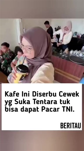 Wanita menarik perhatian laki-laki salah satunya lewat percaya diri & menjaga penampilan, banyak cewe incar tentara buat calon suami karena sikap disiplin & wibawanya. Dan salah satu caffe di Palu ini jadi salah satu tempat yang banyak tentara yang menyinggahinya karena dekat dengan Kodim . . [kasitau.Makassar]