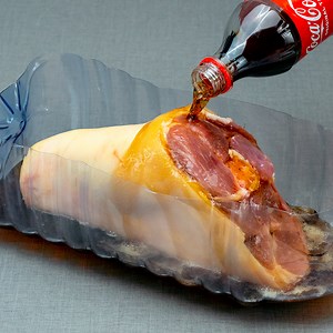 4.3M views · 73K reactions | A famosa receita de joelho de porco que já reuniu milhões de visualizações no Youtube! Ingredientes: junta de porco: 2 un. Coca-Cola: 2 l água: 2 l cenoura: 1 un. cebola: 1 un. alho: 30 g pimenta preta: 10 g folhas de louro: 3 un. sal: 20 g pepinos em conserva: 150 g salsa: 10 g alho: 30 g pão de forma: 3 fatias maionese: 50 g mostarda: 20 g tomate: 1 un. | Cookrate - Brasil | Facebook