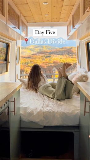 Steal my one week Colorado Fall Roadtrip Itinerary👇🏼🍂🧡 1. Silverton, CO This little town is the perfect place to start your roadtrip. Walk and explore the downtown and you can even take a scenic trail to Durango. Ice lakes trailhead is also nearby and while it's not an easy trail by any means, it's absolutely stunning! 2. Million Dollar Highway This 25 mile road connects Silverton with Ouray (your next stop on the trip). This drive is absolutely stunning in the fall and you can absolutely sp