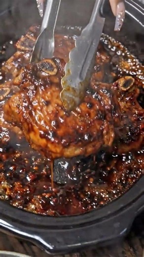 🥃🍯 Whiskey Brown Sugar Slow Cooker Pork Chops 🔥