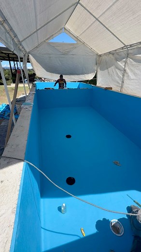 Avanzamos con la construcción de esta piscina con jacuzzi integrado, terminando detalles de la instalación de membrana armada de PVC color azul adriático 🩵🏊‍♂️. 5 días de instalación, 10 años de garantía contra filtraciones💦Textura antideslizante certificada.✨#enra #piscinas #construcción | Enra Piscinas