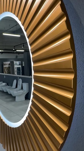 Zlato, elegance a dokonalé osvětlení. 🤩 Představujeme kulaté zrcadlo s LED osvětlením, které promění každou koupelnu v luxusní prostor. Dopřejte si design, který září! #koupelnovedoplnky #vseprokoupelny #rekonstrukcekoupelny #koupelnovainspirace #koupelnovevybaveni #koupelnynasbavi #koupelnovevybavenimoravskatrebova | Koupelnové Vybavení