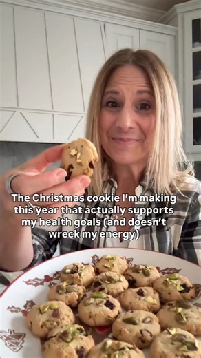 I have to admit, I was skeptical at first…🤔 A holiday cookie made from only four ingredients? How would THAT taste? Umm…delicious 😋 So if you’re skipping the holiday treats this year to ‘be good’, you don’t have to! These 2-ingredient almond cookies are naturally sweet, totally satisfying, and won’t derail your goals. 🙌🏻 CRANBERRY PISTACHIO ALMOND COOKIES Here’s how (I doubled this recipe)👩🏼‍🍳: 🔻 1 cup almond flour 🔻 3 tbsp pure maple syrup 🔻 1/4 cup dried cranberries 🔻 1/4 cup choppe