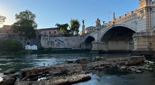 Drought reveals ruins of ancient bridge in Rome